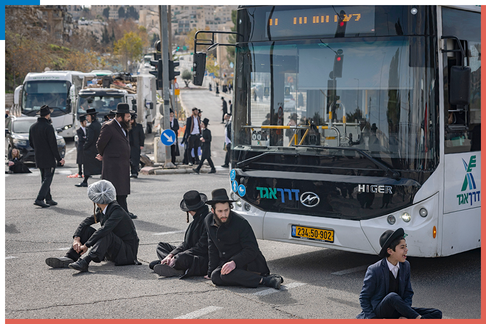 הכירו את הפטנט לפני ששיתוק איילון הפך לאופנה. חרדים חוסמים את התנועה בהפגנה , חיים גולדברג / פלאש 90