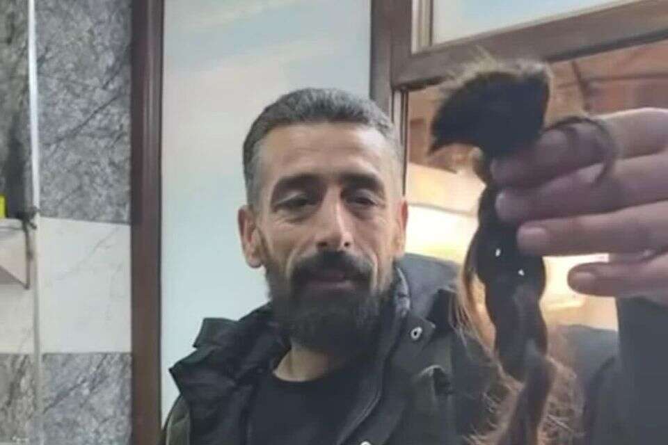 אחד מחמושי ממשלת סוריה מתרברב בהרג לוחמת , ללא