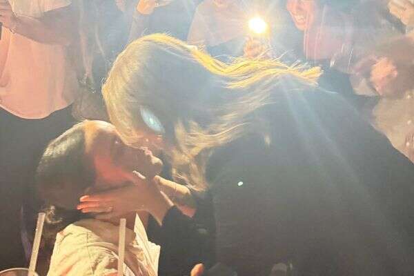 דניאל עמית ואמילי דמארי מאורסות , צילום מסך