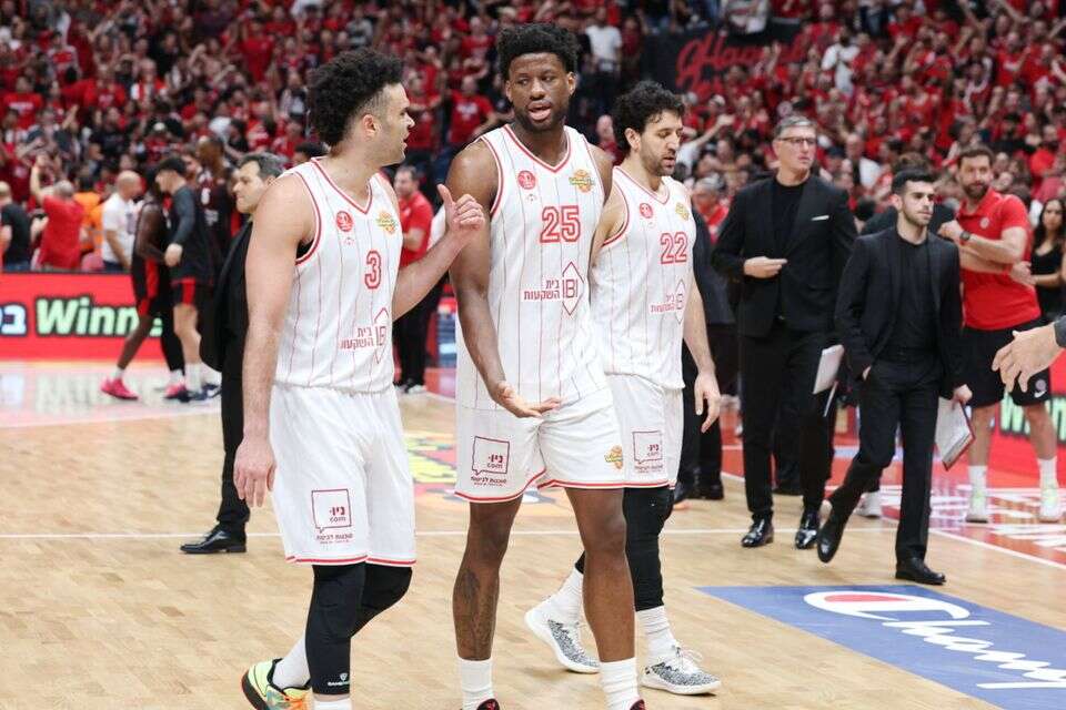 אלייז'ה בראיינט, וסיליה מיציץ' ודניאל אוטורו , אלן שיבר