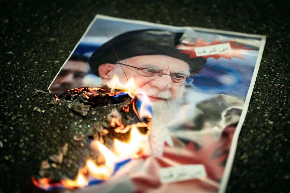 תמונה של חמינאי נשרפת בהפגנה נגד המשטר , אי.פי