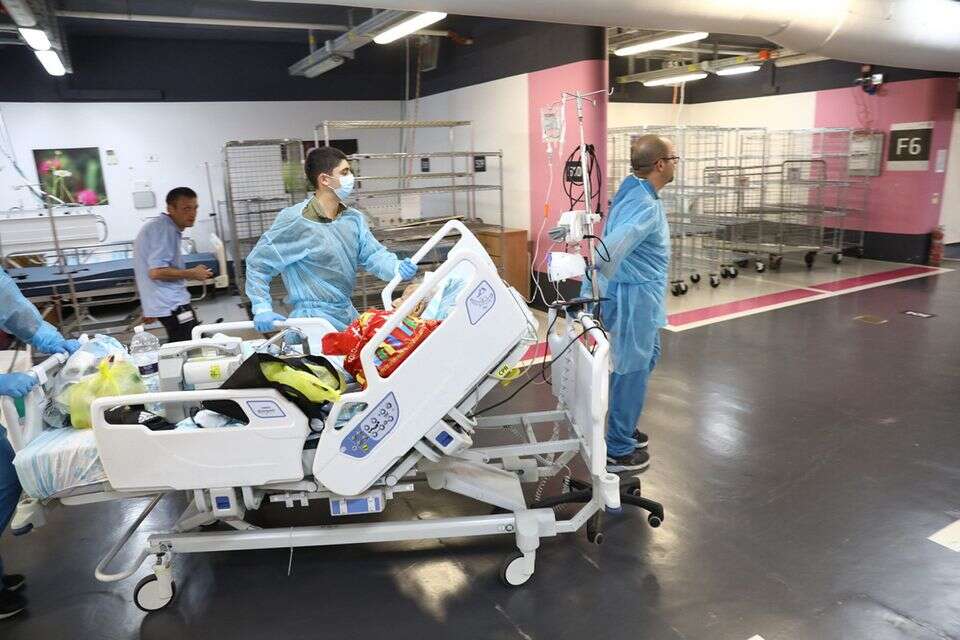 העברת חולים לחניון תת קרקעי בבית חולים רמב"ם חיפה (ארכיון) , צילום: מישל דוטקום