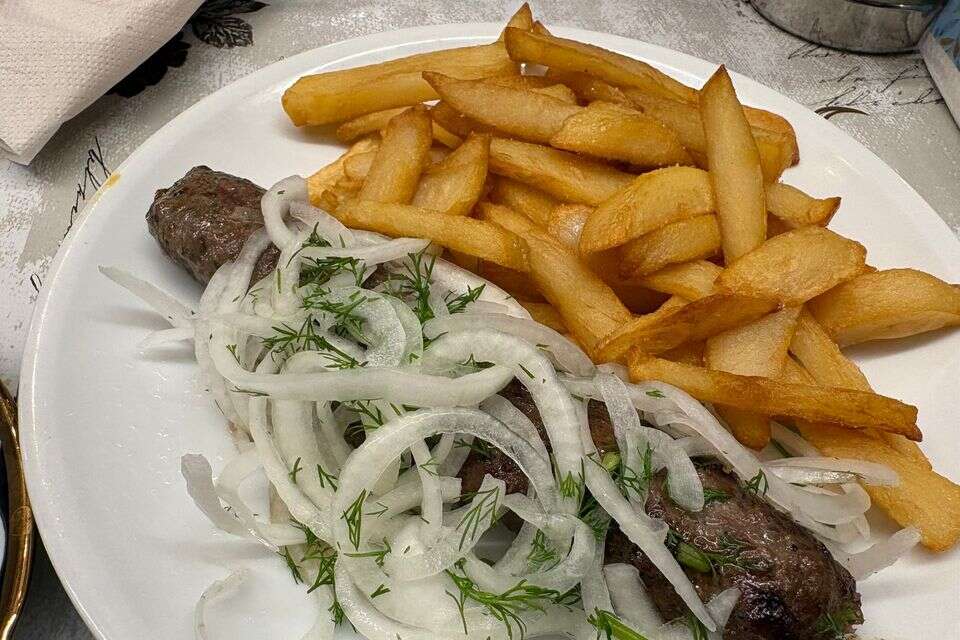מנה משתלמת במיוחד. הקבב, הצ'יפס והסלט של הבוכרי בגבעתיים , דוד רוזנטל