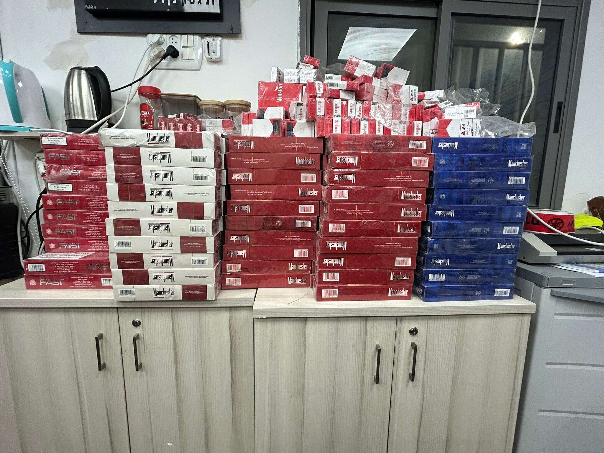 מאות פאקטים של סיגריות שנתפסו בדרכם לעזה , דוברות המשטרה