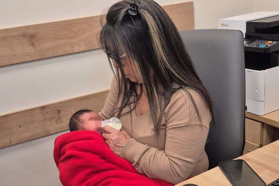 עובדת סניף הביטוח הלאומי חדרה מאכילה את התינוק בסניף בטרם הועבר לכוחות ההצלה , ללא