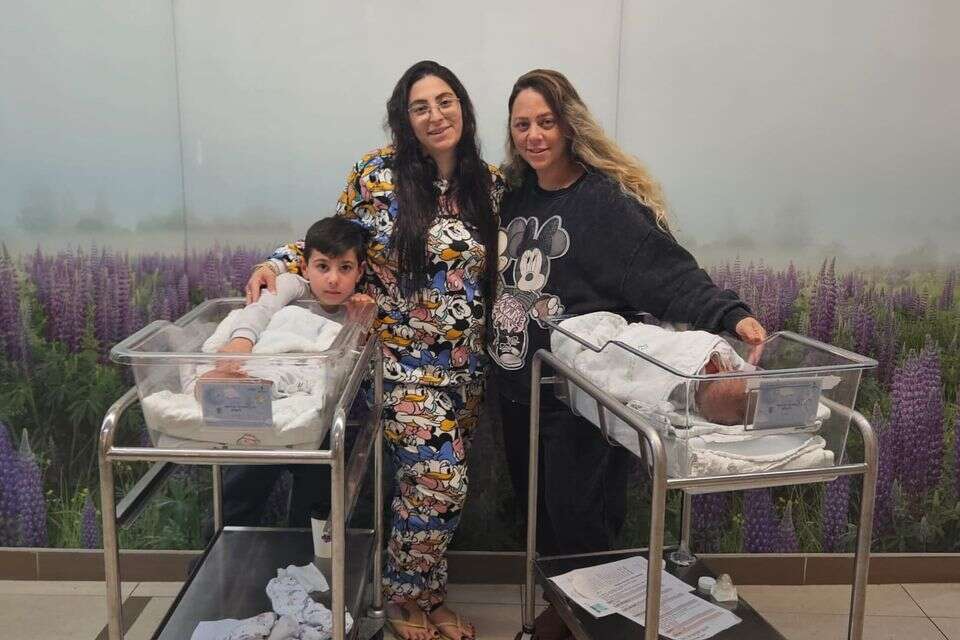 האחיות ספיר וסיון, שילדו בהפרש של כמה שעות את ילדם השלישי , באדיבות המרכז הרפואי העמק