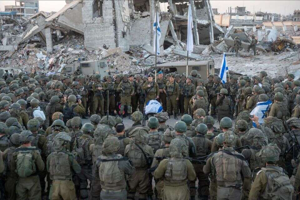 תמונת ניצחון. הרמטכ"ל, מפקדי צה"ל הבכירים, רופאים וכוחות מילואים וסדיר מול ארונו של רן גואילי בעזה , דובר צה"ל