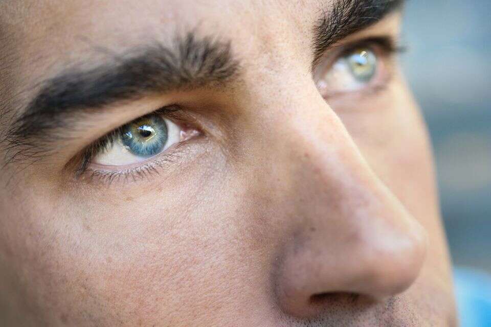 לא גנים כחולים, כן טריק של אור. עיניים "כחולות"👁️💙 , Freepik