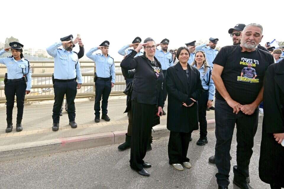 משפחת גואילי מצדיעה
לבנה, רני, בדרכו האחרונה , יוסי זליגר