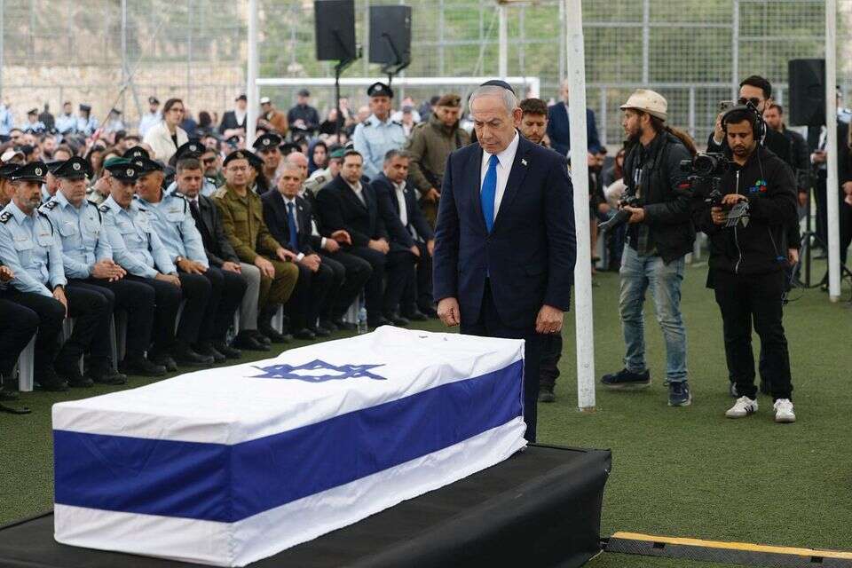 ראש הממשלה נתניהו עומד מול ארונו של רן גואילי ז"ל , חיים גולדברג/פלאש 90