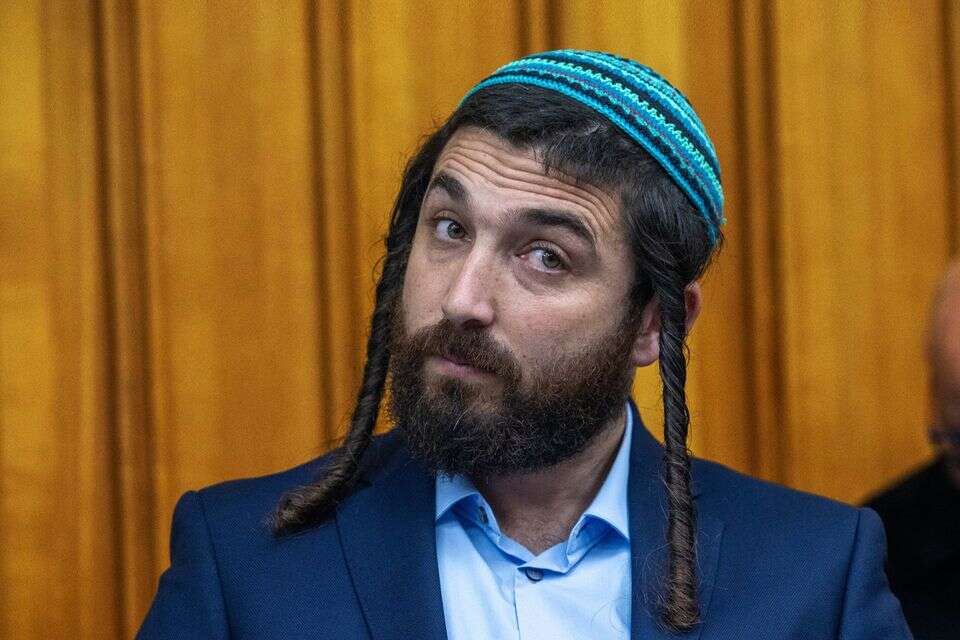 צבי סוכות , אורן בן חקון