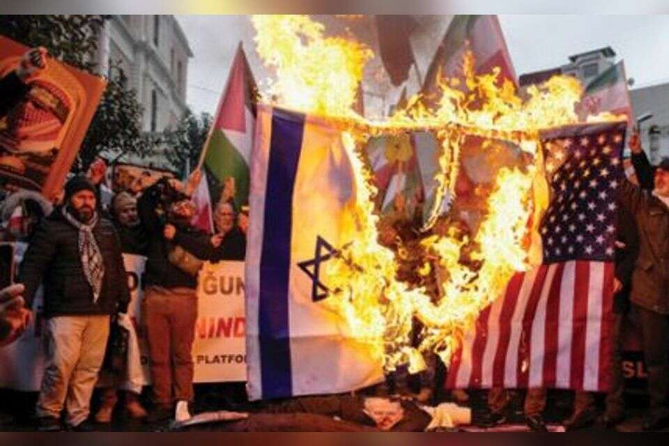 הפגנה בעד משטר האייתוללות באיסטנבול, החודש , AP
