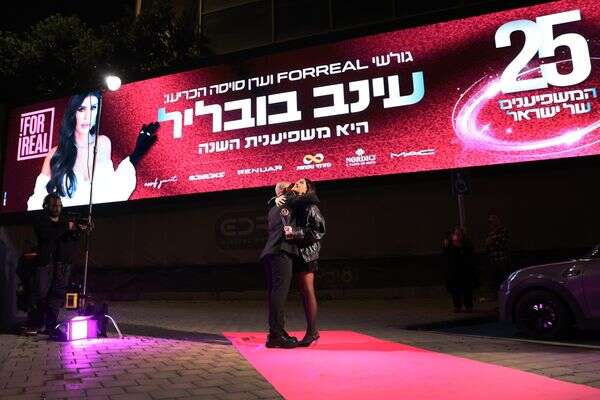 עינב בובליל וערן סויסה ליד שלט הזכייה, אירוע "המשפיענים 2025" של ForReal , קוקו