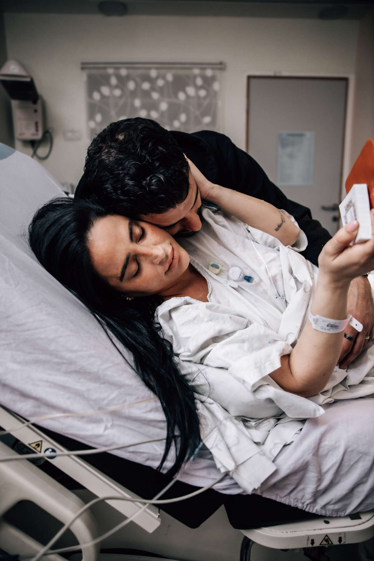 בר כהן ואליאב טעטי בחדר הלידה. מתוך סדרת המיקרו דוקו-ריאליטי של ForReal, "בר ואליאב" , נאן מלמד