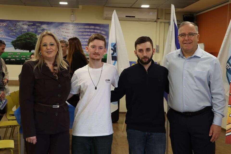 אחיו של החייל החטוף מתן אנגרסט קיבל תעודת כבוד על מאבקו להשבת אחיו , נועם הרוש ועומרי מנשה, רשת אורט