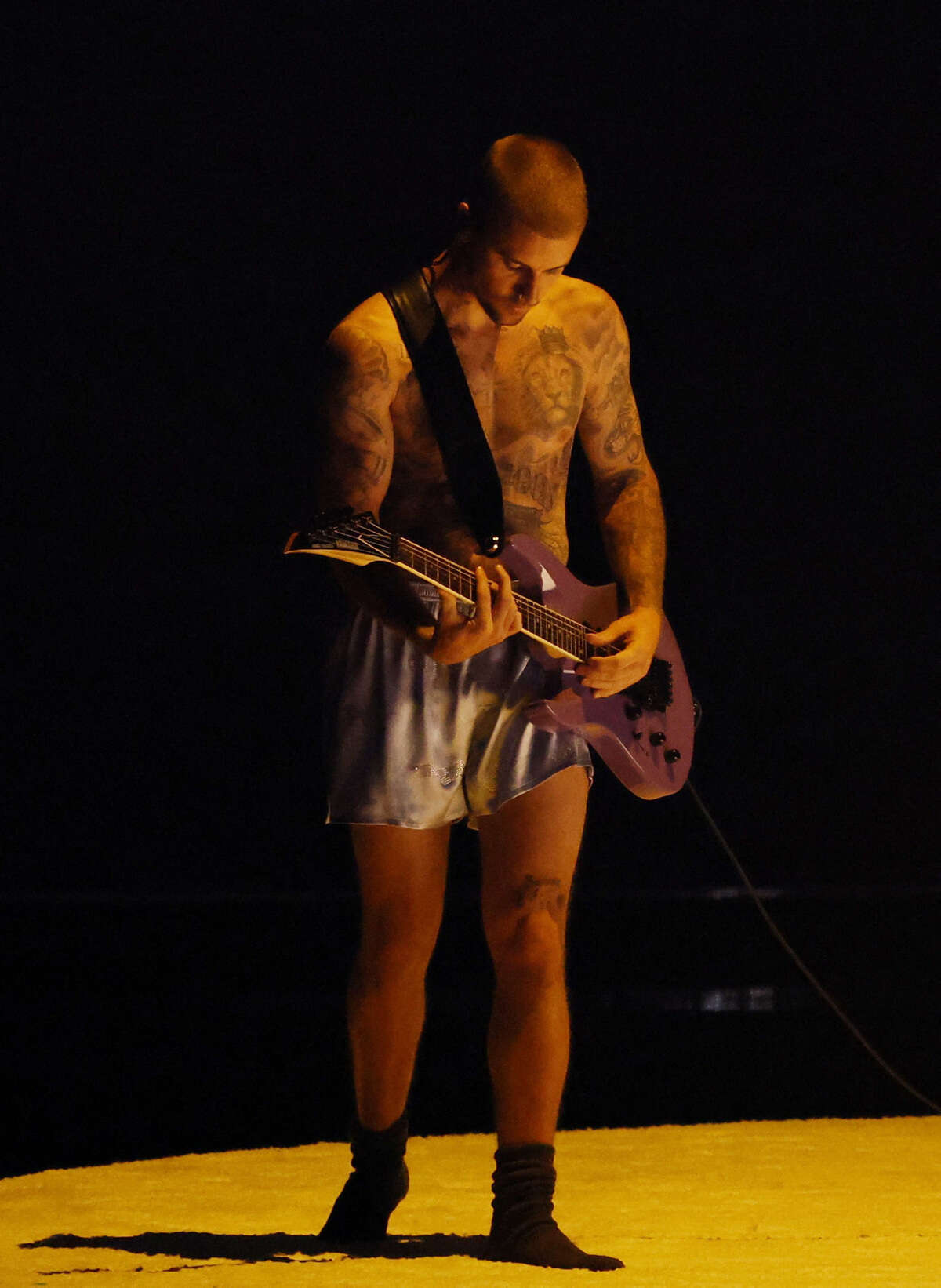 ג'סטין ביבר והתחתונים על בימת הגראמיז, 1 בפברואר 2026 , REUTERS/Daniel Cole