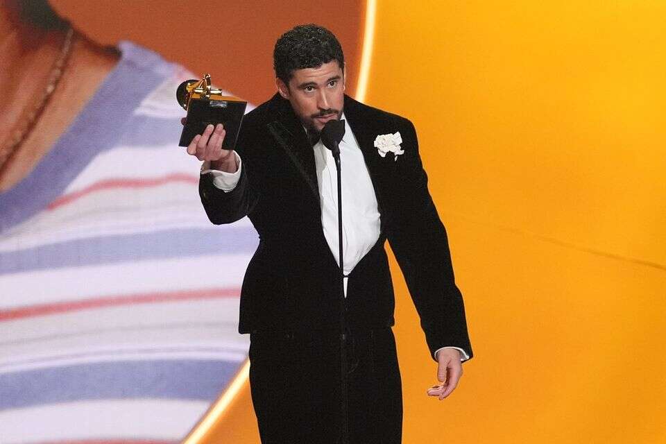 באד באני מקבל את פרסם אלבום השנה בגראמי לשנת 2026 , אי.פי