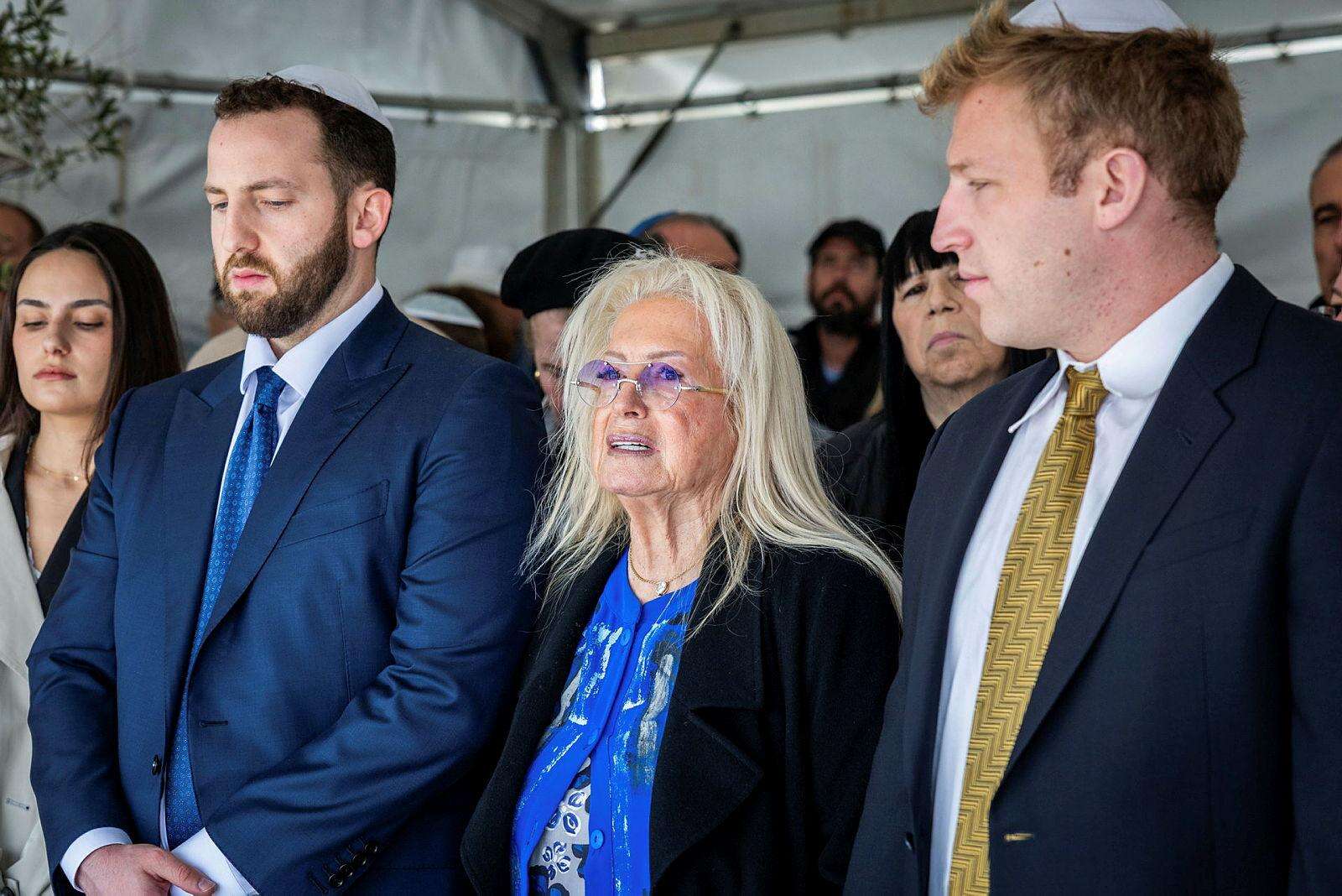 ד"ר מרים אדלסון ולצידה בנה מתן , 