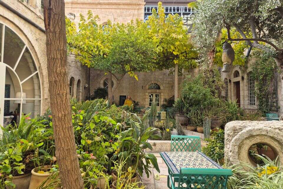 החצר הפנימית של אמריקן קולוני , סהר אברהמי