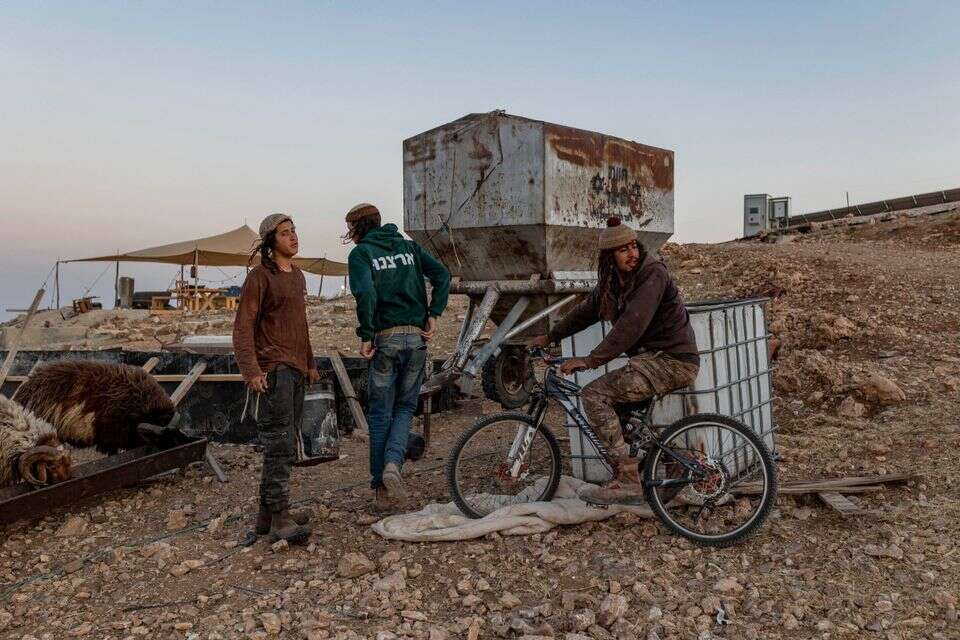 יושבת על גבעה הצופה על ההרודיון בצפון ועל הגבעות הרכות של מדבר יהודה במזרח. חוות הראל (זהר יהודה) , נעמה שטרן