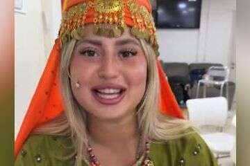 שלקה שרה על הבמה בהצגה, והביצוע מפתיע