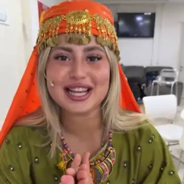 שלקה שרה על הבמה בהצגה, והביצוע מפתיע