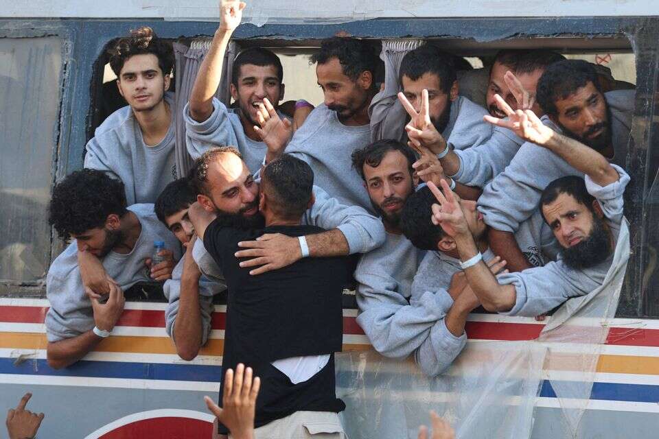 אסירים פלסטינים מגיעים לחאן יונס במסגרת עסקת החטופים באוקטובר , AP