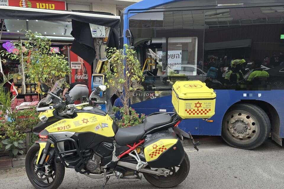 אוטובוס התנגש בבניין ברמת גן, בחורה בת 30 במצב אנוש