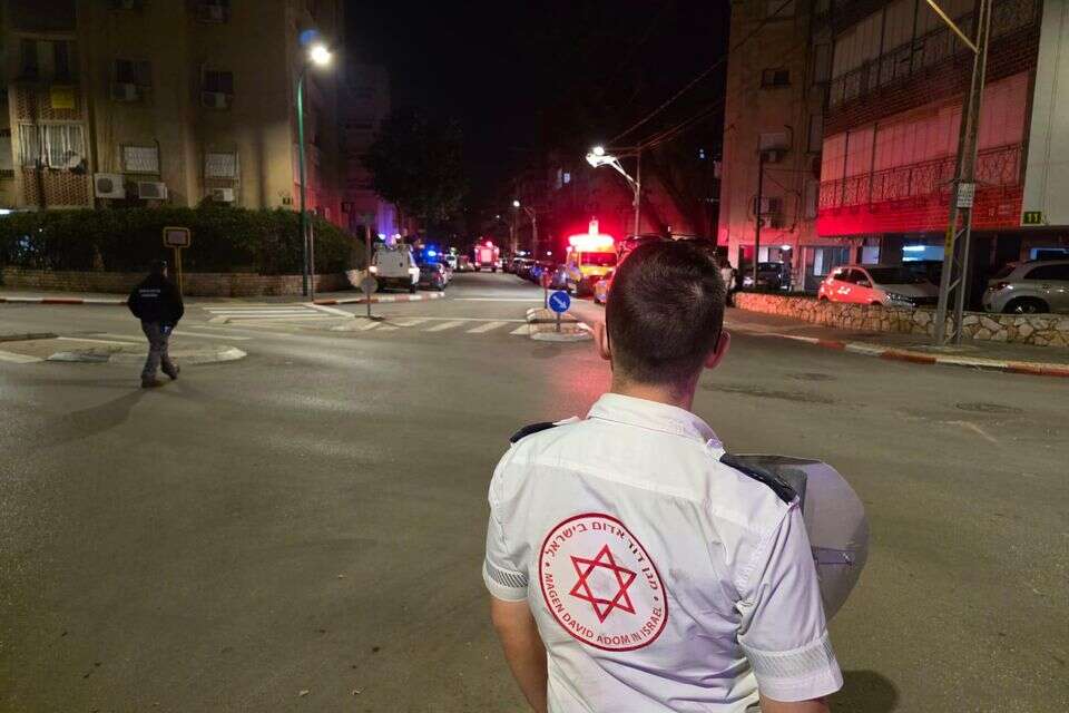 אישה כבת 60 נספתה בשריפה בדירה בפתח תקווה