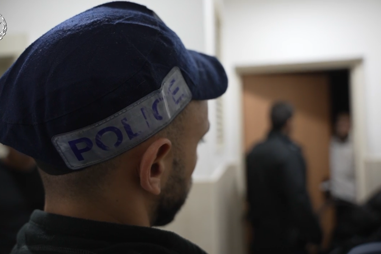 מאות אלפי שקלים, דולר וזהב נשדדו מביתה של קשישה; החשוד – השכן ממול | היום