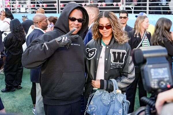 ג'יי-זי ובתו בלו אייבי קארטר בסופרבול 60, 8 בפברואר 2026 , AP Photo/Frank Franklin II