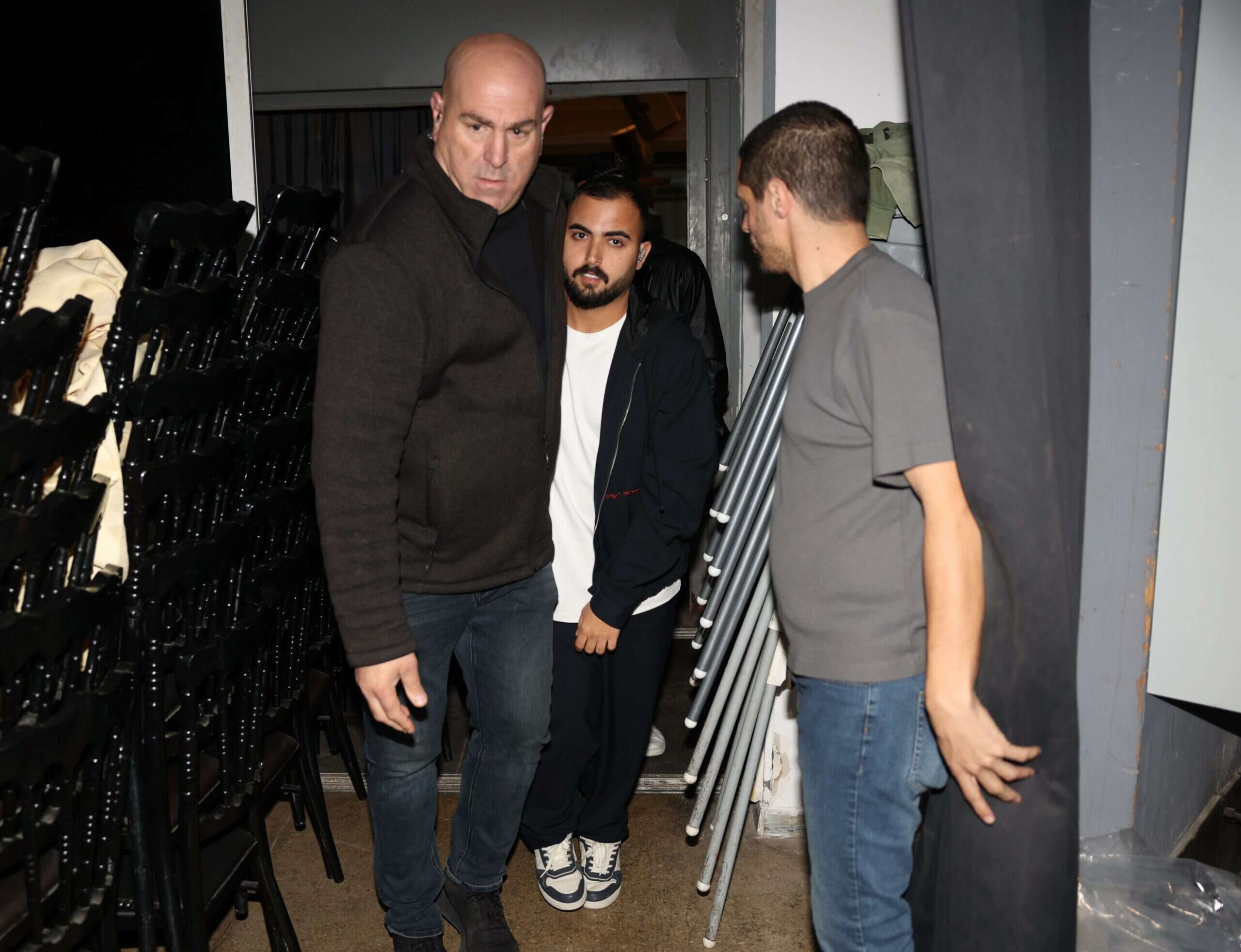 אושר כהן מגיע עם מאבטחים להופעה בבר המצווה של שליו דהן בנתיבות, 8 בפברואר 2026 , 