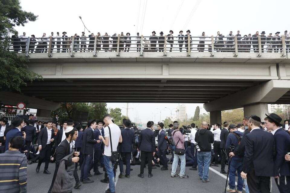 עימותים בהפגנת חרדים קיצונים נגד מעצר עריקים , ללא