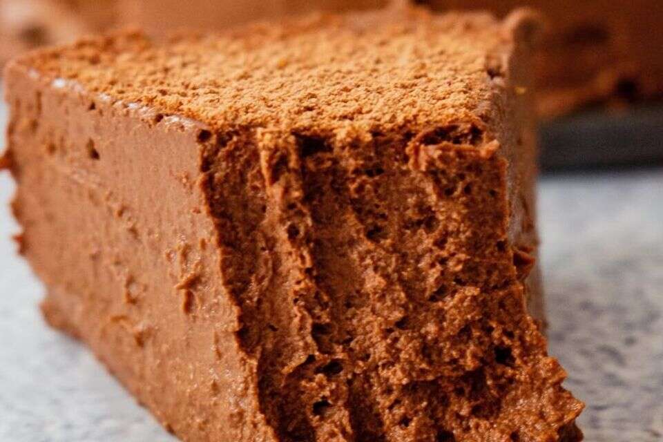 Only two ingredients: chocolate cake without flour, eggs or oven