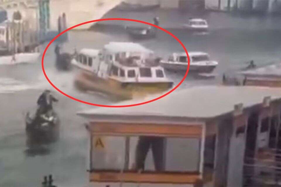 Watch the unusual event: a ferry lost control, ran over gondolas and threw tourists into the water