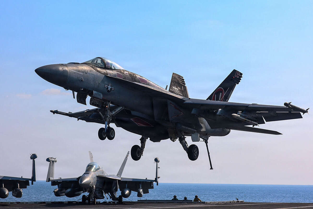 מטוס קרב אמריקני על סיפון נושאת המטוסים לינקולן במזרח התיכון צילום: AFP