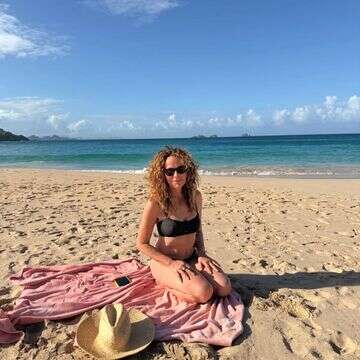 מזהים? כוכבת הסרט האייקוני בביקיני קטן בגיל 65