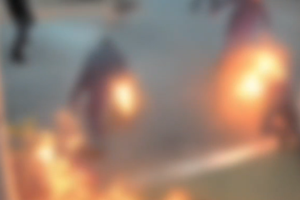 Hard to watch: the resident of the north set fire to two policemen who tried to take him over