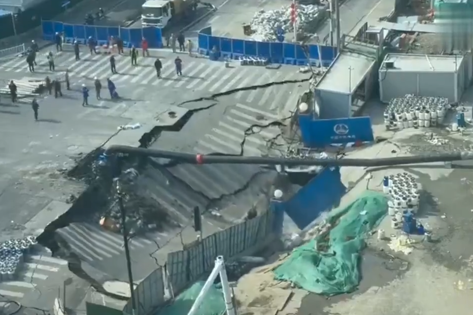 Near a subway station: a huge sinkhole opens in the heart of Shanghai View the documentation