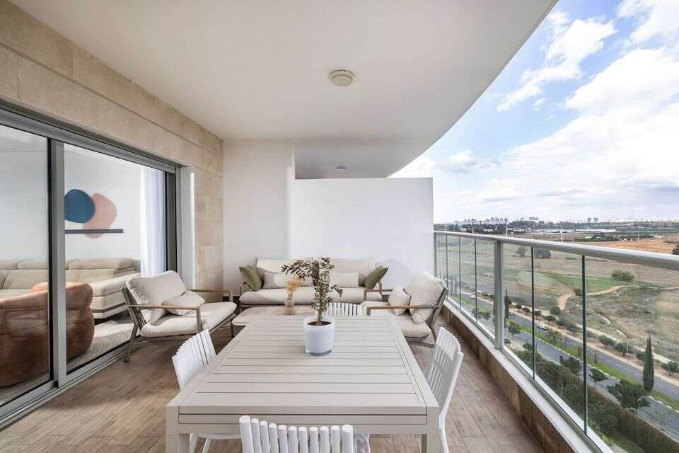 Modern versus rustic: the house that managed to bridge the couple