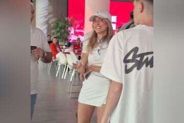 לכבוד ולנטיין? תרצה כהן מבקרת את החבר בעבודה