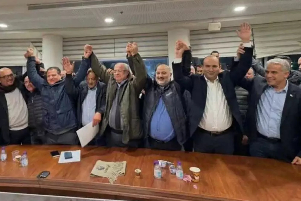 התמונה המזויפת של בנט ולפיד עם ראשי הסיעות הערביות , .