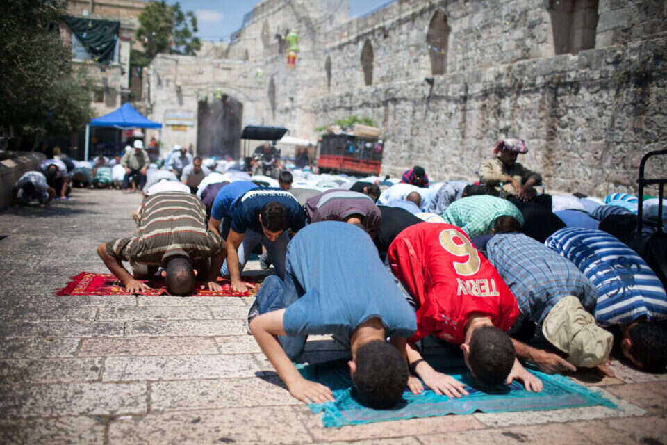 Ramadan alert: thousands of Palestinians on their way to prayer on the Temple Mount