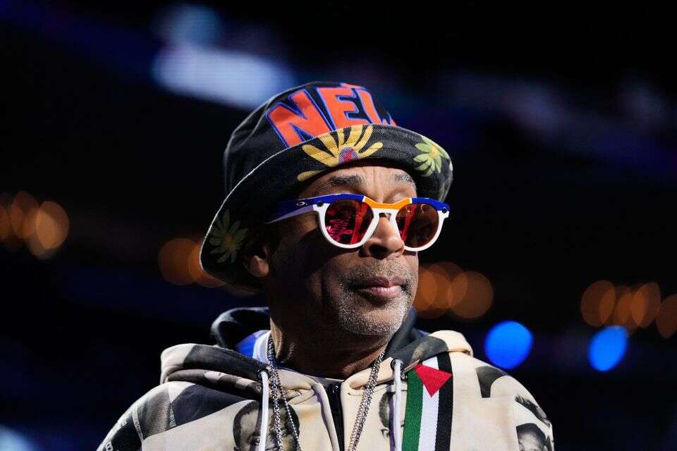 With the flag of Palestine: Spike Lee protesting in the NBA