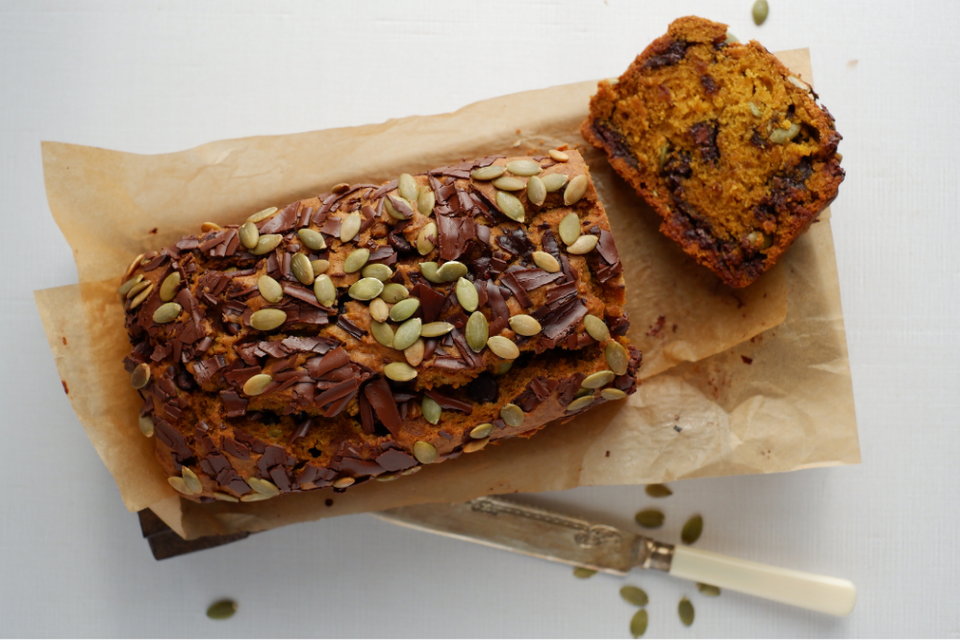 Orange, rich and comforting: the cake you won't be able to stop straightening the corners of