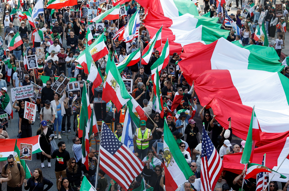 הקהילה האיראנית הגדולה ביותר בתפוצות - יצאה לרחובות לוס אנג'לס , רויטרס