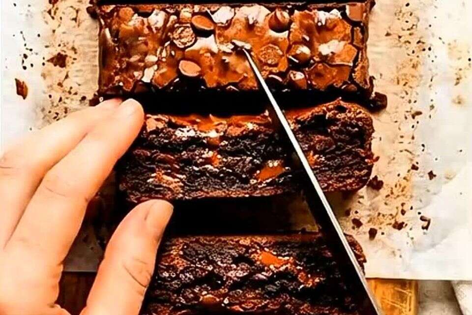 Only 3 ingredients: brownies without flour or sugar and even without butter