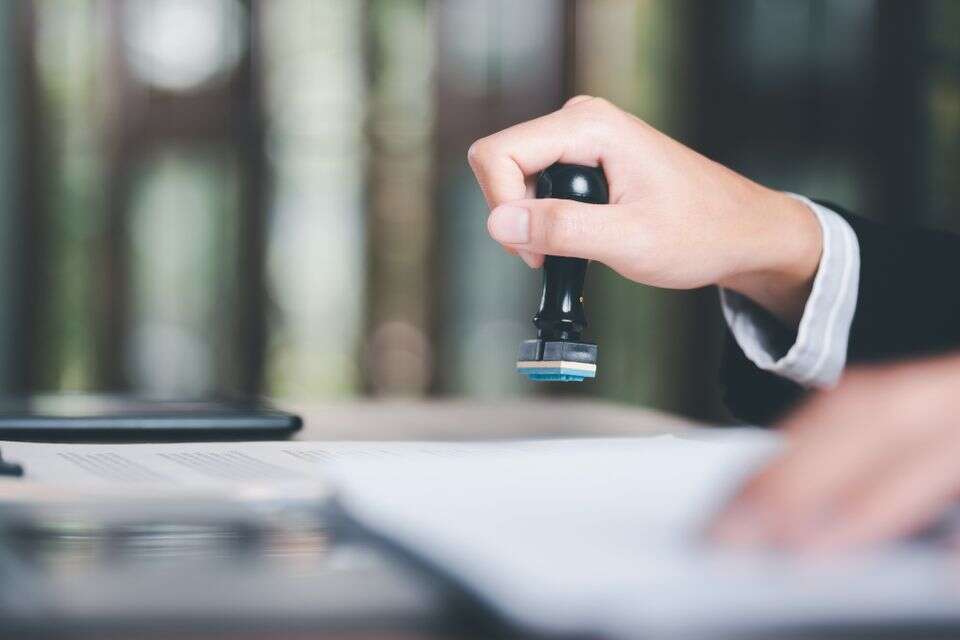 משרד החוץ הנפיק אישורים ללא בדיקה - וזה עלה לכולנו ביוקר