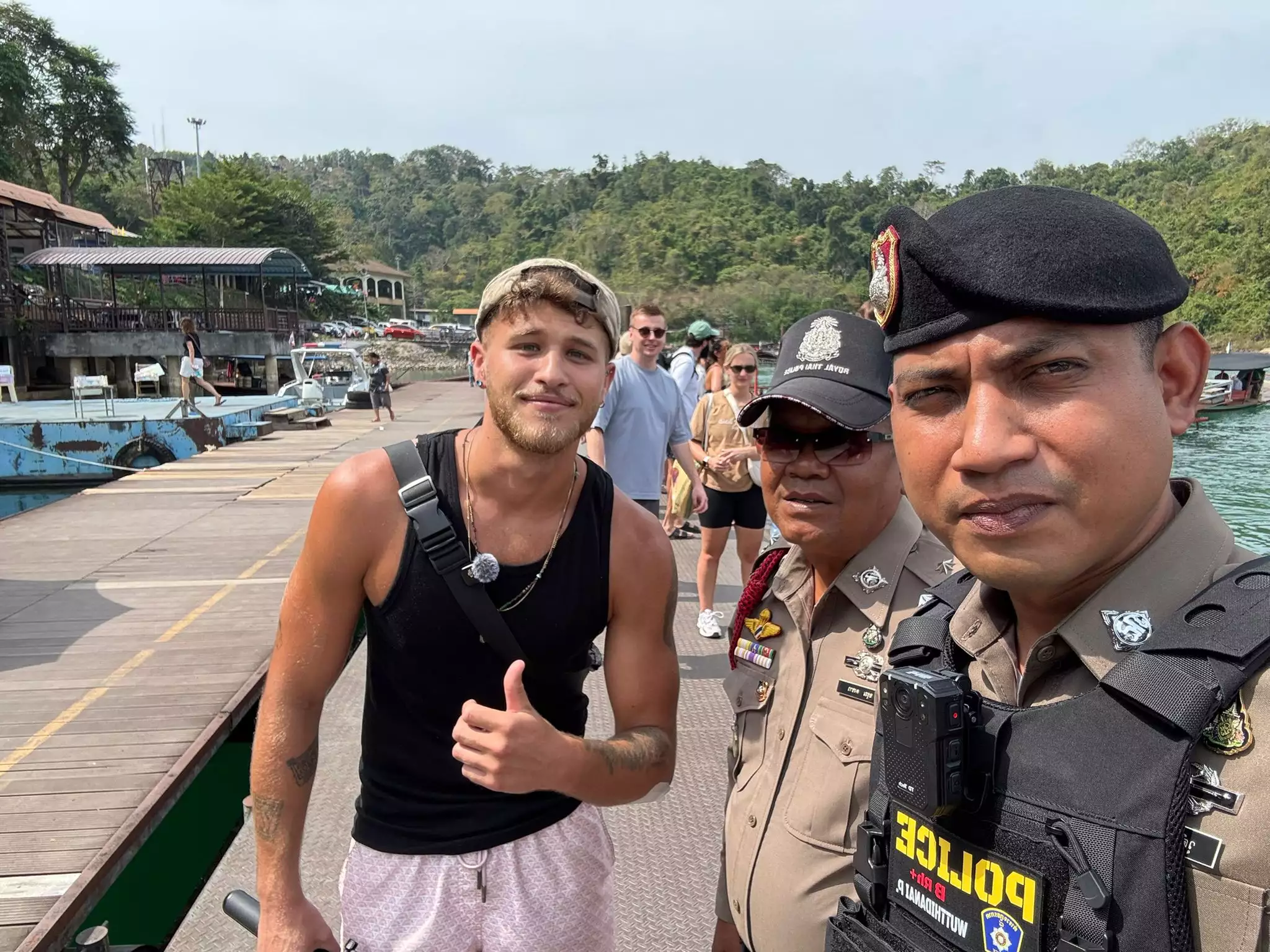 "קודים שונים והיררכיה מאוד ברורה של כבוד". כפיר ושוטרים תאילנדים , אלבום פרטי