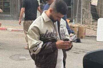 מה עושה עדן חסון באמצע הרחוב?